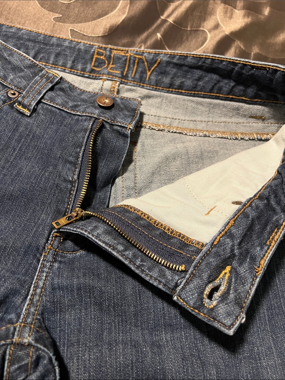 Kimes Ranch Betty Mid Rise Dark Wash Blue Denim Jeans Straight/Boot Women’s 8/36 - Picture 6 of 13